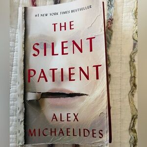 The silent patient paperback by:Alex Michaelides